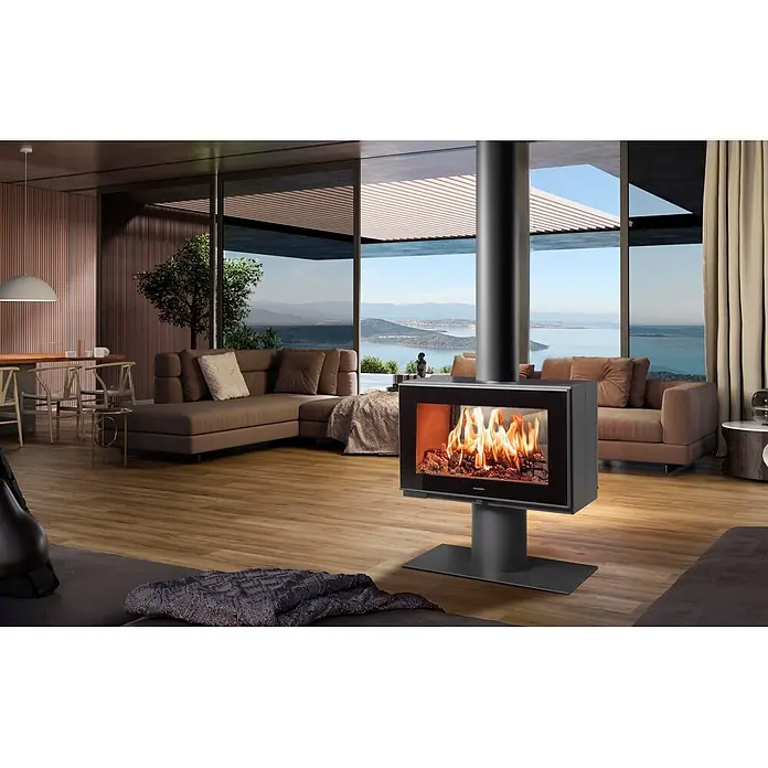 Panadero Kaminofen Etoile Ecodesign - 7 kW, Raumheizvermögen: 210 m³, Material Verkleidung: Stahl, Schwarz Metallic - Moderner schwarzer freistehender Kamin mit sichtbaren Flammen in einem stilvollen Wohnzimmer mit Aussicht.