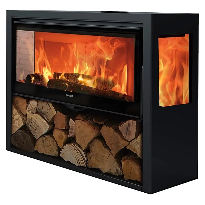Panadero Kaminofen Allegro 3V Ecodesign - 8,1 kW, Raumheizvermögen: 240 m³, Material Verkleidung: Stahl, Schwarz Metallic - Schwarzer Panadero Kaminofen mit Glastüren, sichtbaren Flammen, Holzscheiten und seitlichem Flammensichtfenster.