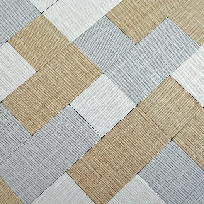 Selbstklebemosaik SAM 4MT87M - 30,5 x 30,5 cm, Grau/Beige, Matt - Nahaufnahme von strukturierten Wandpaneelen in Beige-, Grau- und Weißtönen, die ein diagonales Muster bilden und eine moderne Textur bieten.