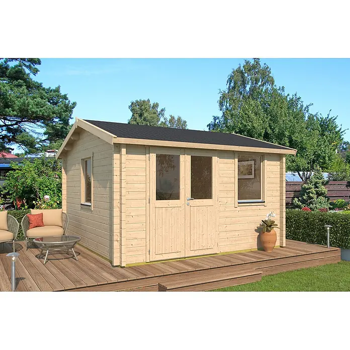 Fjordholz Gartenhaus Narvic 70 D Farbbehandlung Carbongrau - Außenmaß inkl. Dachüberstand (B x T): 400 x 400 cm, Holz, Naturbelassen - Helles Gartenhaus aus Naturholz mit schwarzem Dach auf einer Holzterrasse, umgeben von Grün.