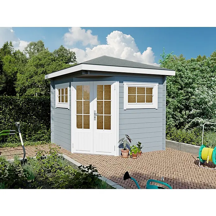 Fjordholz Gartenhaus Evelyn 2A - Außenmaß inkl. Dachüberstand (B x T): 260 x 260 cm, Holz, Farbbehandlung Lichtgrau - Hellblaues Holzgartenhaus mit weißen Zierleisten, Türen und Fenstern, in einem üppigen Garten mit Ziegelterrasse.
