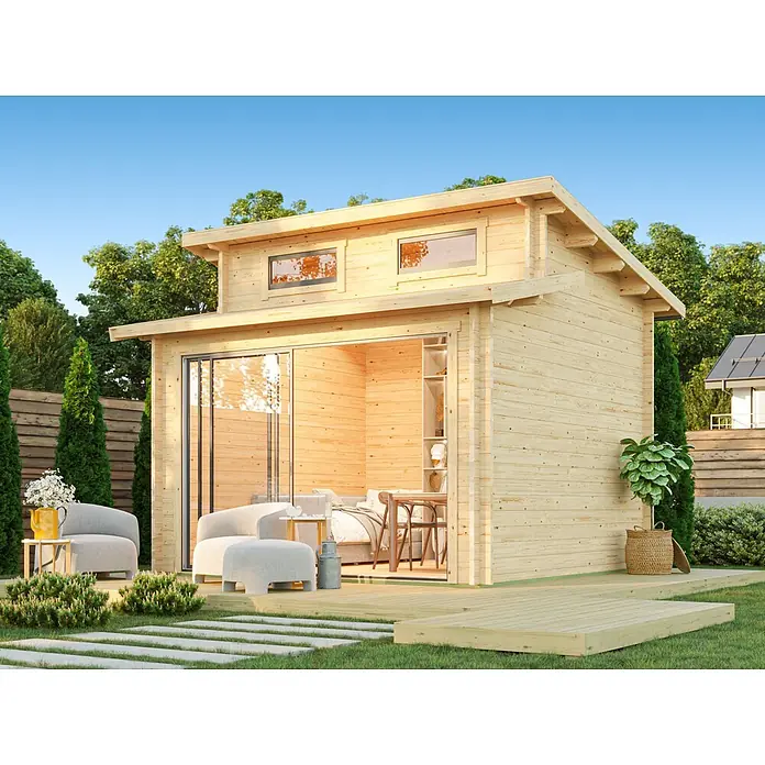Fjordholz Gartenhaus - Außenmaß inkl. Dachüberstand (B x T): 380 x 380 cm, Holz, Grau Imprägnierung - Helle Holzgartenhütte mit Dachboden, Glasschiebetüren und Gartenmöbeln in einem grünen Garten.