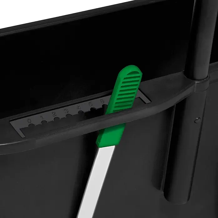 Gardol Streuwagen GST-E 45 - Streubreite: 45 cm, 12 l - Nahaufnahme eines schwarzen Plastik-Einstellmechanismus mit grünem Hebel, der nummerierte Einstellungen 0-6 und eine weiße Metallstange zeigt.
