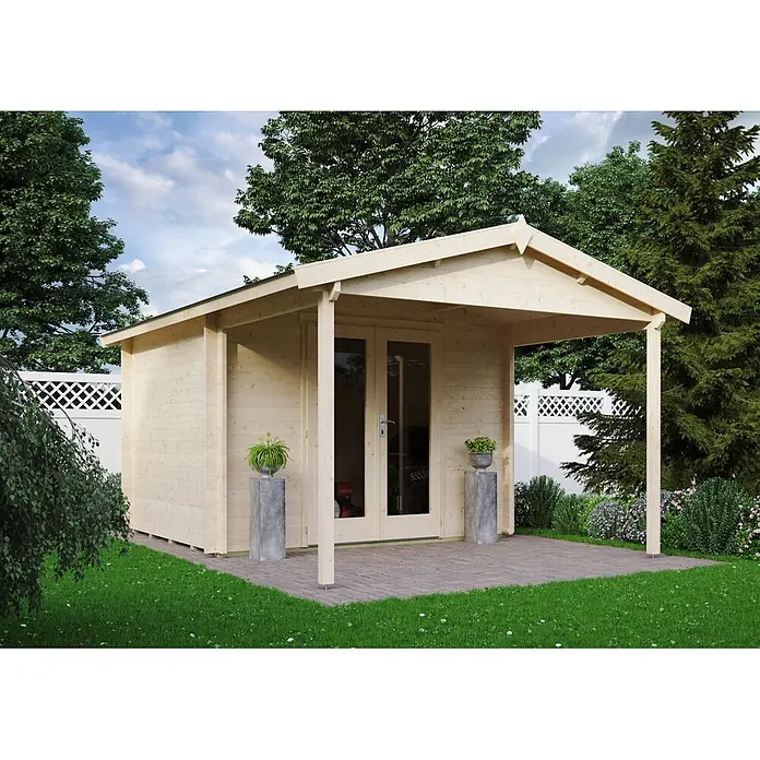Fjordholz Gartenhaus Luise 40 A - Außenmaß inkl. Dachüberstand (B x T): 300 x 440 cm, Holz, Naturbelassen - Helles Holz Gartenhaus mit überdachter Veranda, auf einer gepflasterten Terrasse in einem Garten.