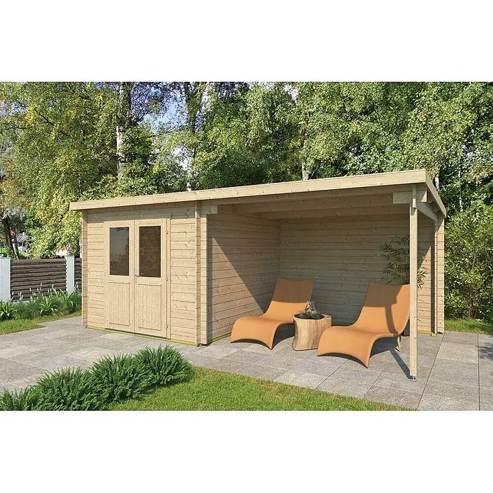 Fjordholz Gartenhaus Gent 28 A Grau Imprägnierung - Außenmaß inkl. Dachüberstand (B x T): 600,3 x 298 cm, Holz, Naturbelassen - Helles Gartenhaus aus Holz mit überdachtem Lounge-Bereich, auf einer Terrasse mit zwei orangefarbenen Liegestühlen und einem kleinen Tisch.