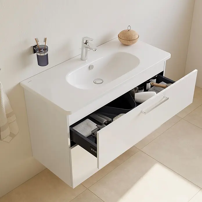 VitrA Badmöbel-Set Root Flat - B x T x H: 100 x 45 x 65 cm, Weiß, Hochglänzend - Weißer wandmontierter Waschtisch mit integriertem Waschbecken und zwei geöffneten Schubladen voller Pflegeprodukte. Inkl. Armatur und Zahnbürstenhalter.