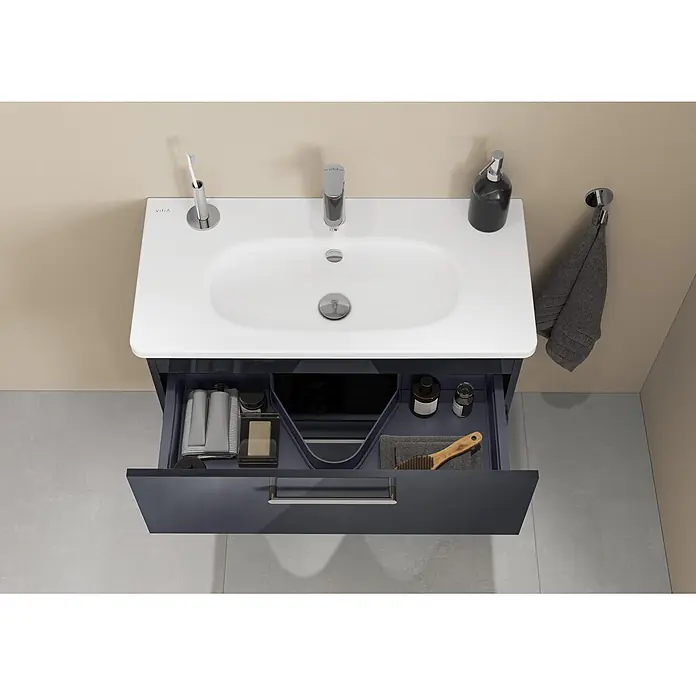VitrA Root Flat Compact Badmöbel-Set Compact - B x T x H: 80 x 37 x 65 cm, Anthrazit, Hochglänzend - Dunkelblauer Waschtisch mit weißem Keramikwaschbecken. Die offene Schublade zeigt ordentlich organisierte Toilettenartikel und eine Holzbürste.