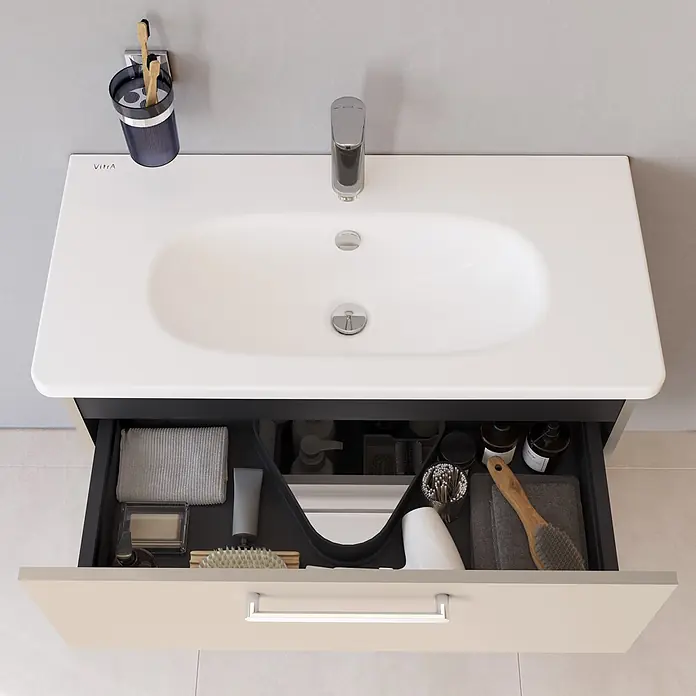 VitrA Badmöbel-Set Root Flat - B x T x H: 80 x 37 x 65 cm, Sahara Beige, Hochglänzend - Beiger Badunterschrank mit integriertem weißen Waschbecken und offener Schublade mit organisierten Toilettenartikeln.