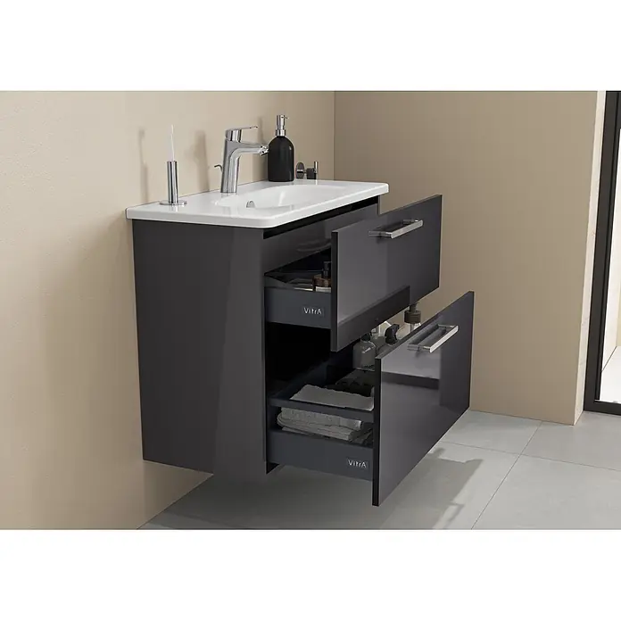 VitrA Root Flat Compact Badmöbel-Set Compact - B x T x H: 80 x 37 x 65 cm, Anthrazit, Hochglänzend - Dunkelgrauer glänzender Waschtischunterschrank mit weißem Waschbecken, Chromarmatur und offenen Schubladen mit Pflegeprodukten und Handtüchern.