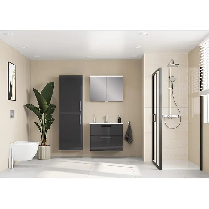 VitrA Badmöbel-Set Root Flat - B x T x H: 80 x 37 x 65 cm, Anthrazit, Hochglänzend - Modernes Badezimmer mit dunkelgrauem Waschtisch, Hochschrank, weißem WC und begehbarer Dusche mit schwarzem Rahmen. Beige Wände, hellgraue Fliesen.