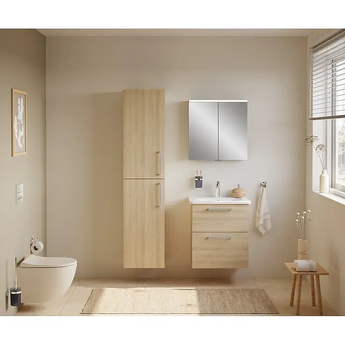 VitrA Hochschrank Root Flat - B x T x H: 42 x 36 x 180 cm, Eiche Natur - Modernes Bad mit hellholzfarbenem, wandmontiertem Waschtischunterschrank und Hochschrank, dazu ein Spiegelschrank und weißes WC.