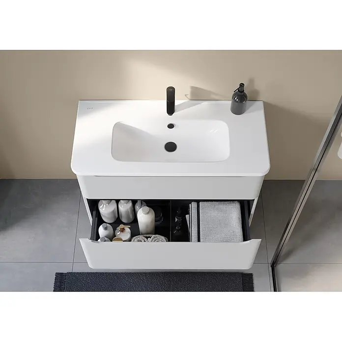 VitrA Integra Round Badmöbel-Set - Gesamtbreite Badmöbel: 100 cm, Hellgrau, Matt - Weißes Waschbecken und hellgrauer Waschtisch mit geöffneter Schublade voller Pflegeprodukte und Handtücher in einem modernen Bad.