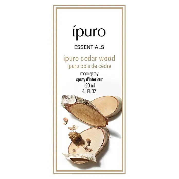 Ipuro Raumspray - Cedar Wood, 120 ml - ipuro Zedernholz Raumspray-Etikett mit Marke, Duft, Volumen und natürlichen Holzelementen.