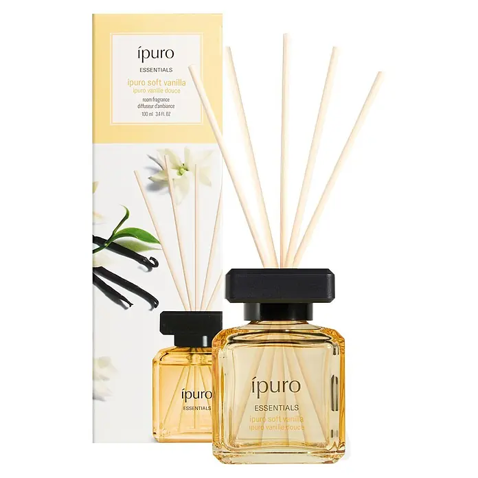 Ipuro Essentials Raumduft - Soft Vanilla, 100 ml - ípuro Soft Vanilla Raumduft-Diffusor mit rechteckigem Glasflakon, schwarzer Kappe, Holzstäbchen und passender gelber Produktverpackung.