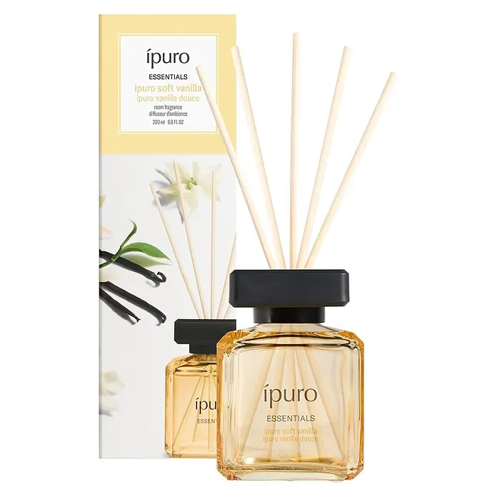Ipuro Essentials Raumduft - Soft Vanilla, 200 ml - ipuro soft vanilla Raumduft-Diffusor: bernsteinfarbene Flüssigkeit in Glasflasche, schwarzer Verschluss, Holzstäbchen und gelbe Kartonverpackung.