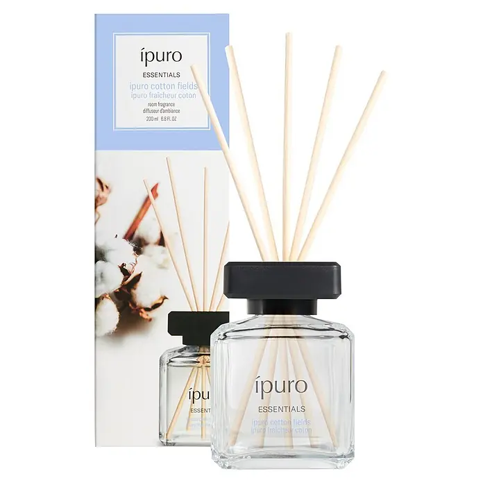 Ipuro Essentials Raumduft - Cotton Fields, 200 ml - Ipuro Cotton Fields Raumduft-Diffusor mit klarer Glasflasche, schwarzer Kappe, Holzstäbchen und hellblauer Verpackung.