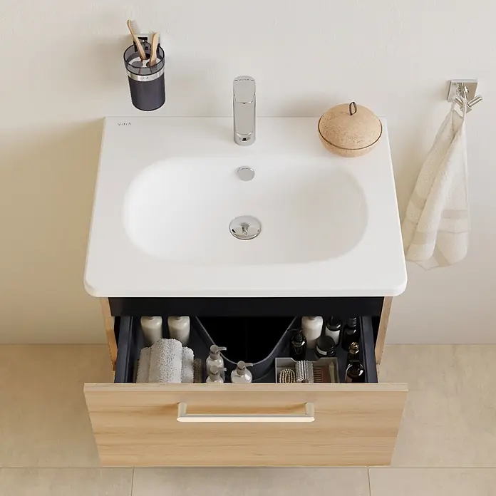 VitrA Badmöbel-Set Root Flat - Gesamtbreite Badmöbel: 60 cm, Eiche Natur - Modernes Badezimmerwaschtisch mit weißem Waschbecken, Chromarmatur und geöffneter heller Holzschublade mit Organisatoren.