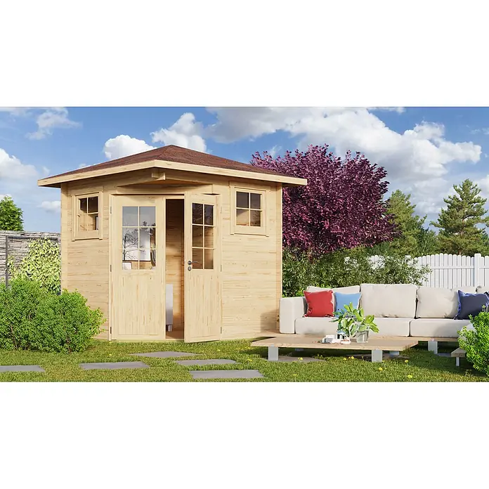 Fjordholz Gartenhaus Nina 28 C Farbbehandlung Schwedenrot - Außenmaß inkl. Dachüberstand (B x T): 250 x 250 cm, Holz, Naturbelassen - Helles Gartenhaus aus Holz mit geöffneten Türen in einem grünen Garten, neben einem Sofa.