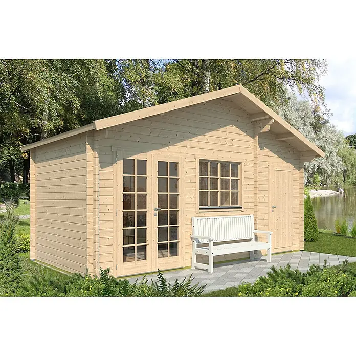 Fjordholz Gartenhaus Rolf 44 C Farbbehandlung Carbongrau - Außenmaß inkl. Dachüberstand (B x T): 598 x 300 cm, Holz, Naturbelassen - Gartenhaus aus hellem Holz mit Glastüren, Fenster und einer weißen Bank auf einer gepflasterten Terrasse am Teich.