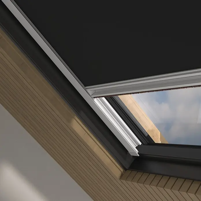 Dachfensterrollo Sky 2.0 - CK04, Schwarz, Manuell - Schwarzes Verdunkelungsrollo in einem Dachfenster, mit weißem Rahmen und Holzverkleidung.