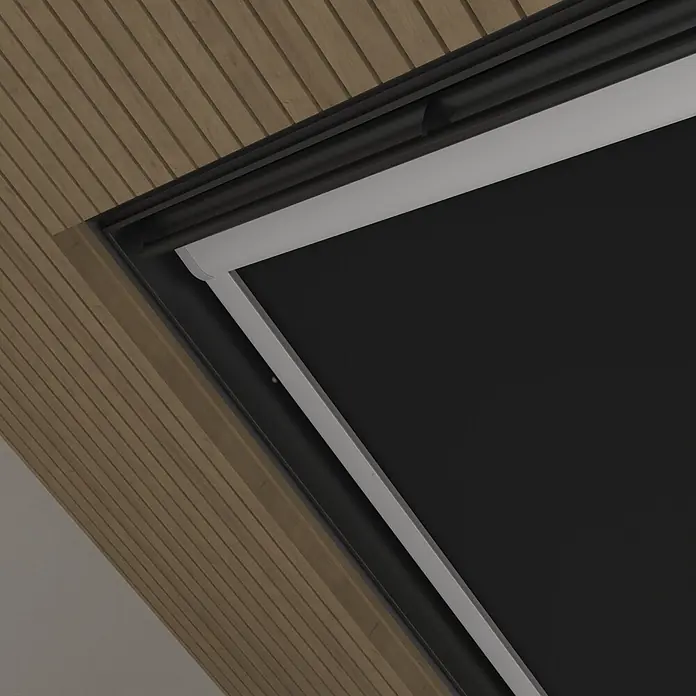 Dachfensterrollo Sky 2.0 - CK04, Schwarz, Manuell - Dunkles Rollosystem, teilweise ausgefahren, in Holzlamellendecke integriert.