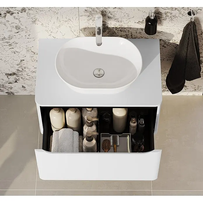 VitrA Integra Round Waschtischunterschrank Integra Round - B x T x H: 76,5 x 52 x 42 cm, Hellgrau - Weißer Badunterschrank mit ovalem Waschbecken und offener Schublade, gefüllt mit Pflegeprodukten und Handtüchern.