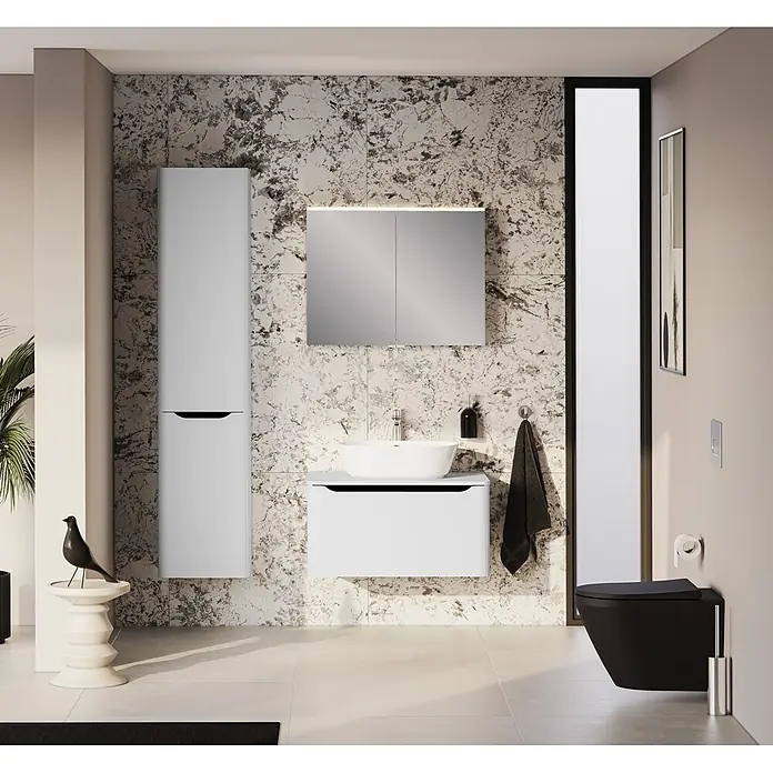 VitrA Hochschrank Integra Round - B x T x H: 40 x 37 x 180 cm, Hellgrau, DIN Anschlag: Rechts, Inklusive 3 Glasböden und Wäscheklappe - Ein modernes Badezimmer mit einem weißen, schwebenden Waschtisch mit Waschbecken, passendem Hochschrank und einer eleganten schwarzen Wandtoilette.