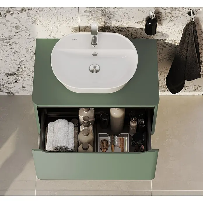 VitrA Integra Round Waschtischunterschrank Integra Round - B x T x H: 76,5 x 52 x 42 cm, Moosgrün - Grüner Badezimmerschrank mit integriertem weißen Waschbecken und offener Schublade, gefüllt mit Pflegeprodukten und Handtüchern.