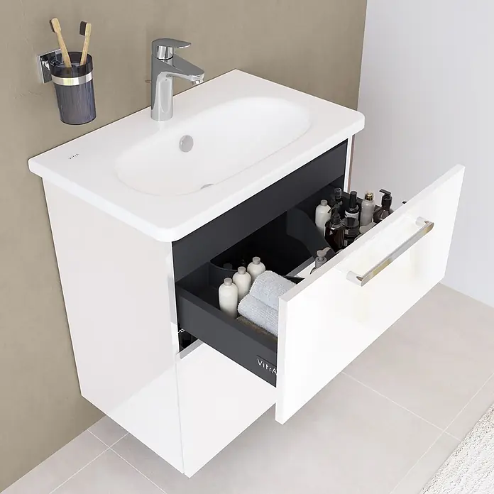 VitrA Badmöbel-Set Root Flat - B x T x H: 60 cm x 45 cm x 65 mm, Weiß, Hochglänzend - Weißer Badunterschrank mit integriertem Waschbecken, Chromarmatur und geöffneter Schublade mit Pflegeprodukten.