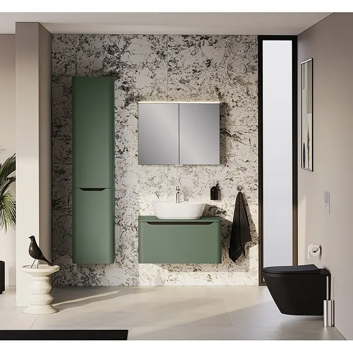 VitrA Hochschrank Integra Round - B x T x H: 40 x 37 x 180 cm, Moosgrün, DIN Anschlag: Rechts, Inklusive 3 Glasböden und Wäscheklappe - Modernes Badezimmer mit grünem Waschtischunterschrank, weißem Waschbecken, passendem Hochschrank und schwarzem Hänge-WC vor Marmorwand.