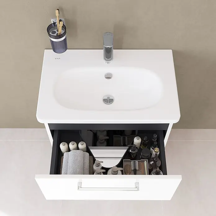 VitrA Badmöbel-Set Root Flat - B x T x H: 60 cm x 45 cm x 65 mm, Weiß, Hochglänzend - Weißer Badunterschrank mit integriertem Waschbecken, offene Schublade zeigt Pflegeprodukte.