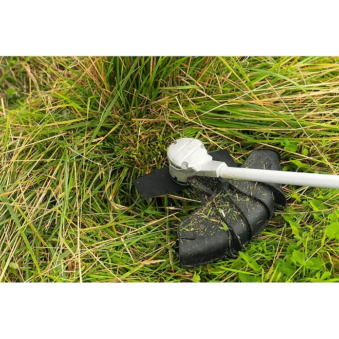 Bosch Professional Ersatzmesser 2-Zahn - Passend für: Kompatible Bosch Pro Akku-Freischneider - Weißer und schwarzer Rasentrimmerkopf mit schwarzem Klingenschutz liegt in hohem grünem Gras, bedeckt mit Schnittgut.