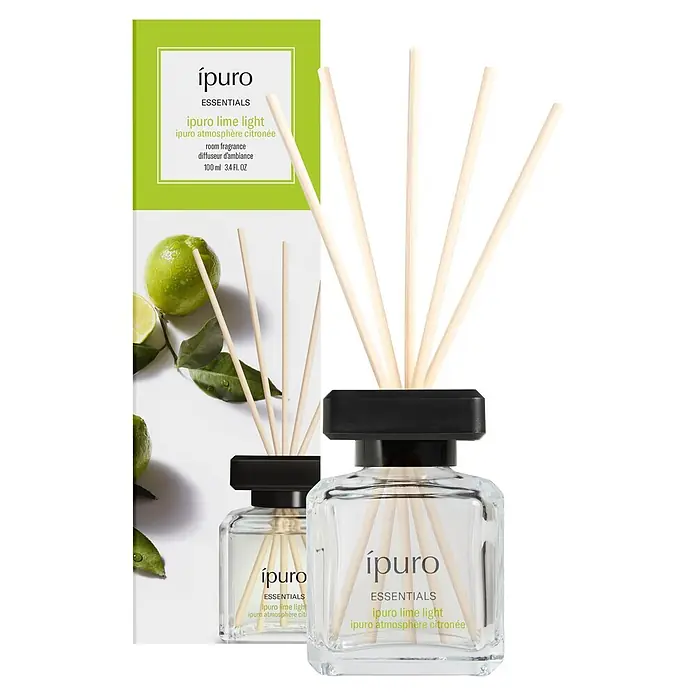 Ipuro Essentials Raumduft - Lime Light, 100 ml - Zwei ipuro 'Lime Light' Raumdiffusoren: klare Glasflaschen mit schwarzen Kappen, natürlichen Holzstäbchen und grüner Markenverpackung.
