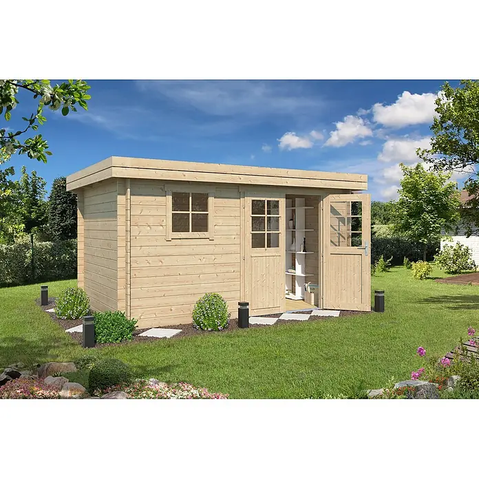 Fjordholz Gartenhaus Linz 28 C ohne Imprägnierung - Außenmaß inkl. Dachüberstand (B x T): 398 x 258 cm, Holz, Naturbelassen - Heller Holz-Gartenschuppen mit Flachdach und offenen Doppeltüren, die ein Regal im Inneren zeigen, in einem grünen Garten.