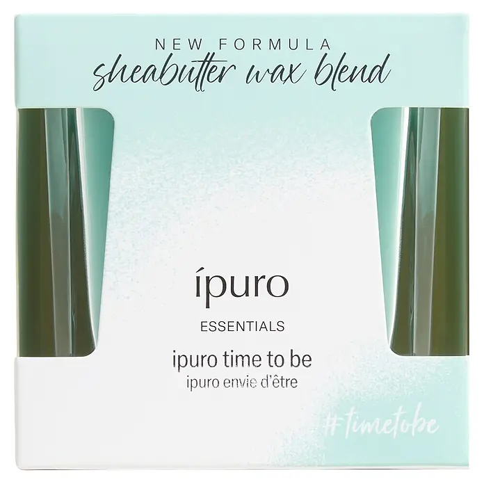 Ipuro Essentials Duftkerze - Im Glas, Time to Be, 125 g - ipuro ESSENTIALS Verpackung, helles Mintgrün und Weiß, zeigt zwei dunkelgrüne Sheabutter-Wachsmischungsprodukte.