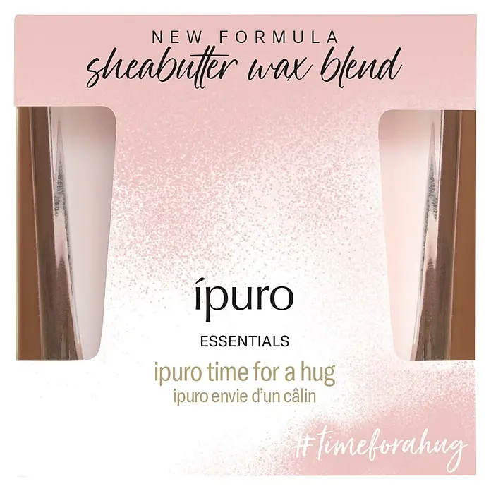 Ipuro Essentials Duftkerze - Im Glas, Time for a Hug, 125 g - Rosa ipuro Kerzenverpackung mit „sheabutter wax blend“-Text und zwei hellen Kerzen darin.