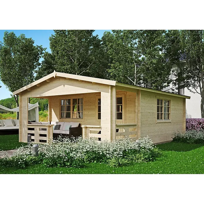 Fjordholz Gartenhaus Johnny 44 C - Außenmaß inkl. Dachüberstand (B x T): 500 x 660 cm, Holz, Naturbelassen - Gartenhaus aus hellem Holz mit überdachter Terrasse in einem grünen Garten.