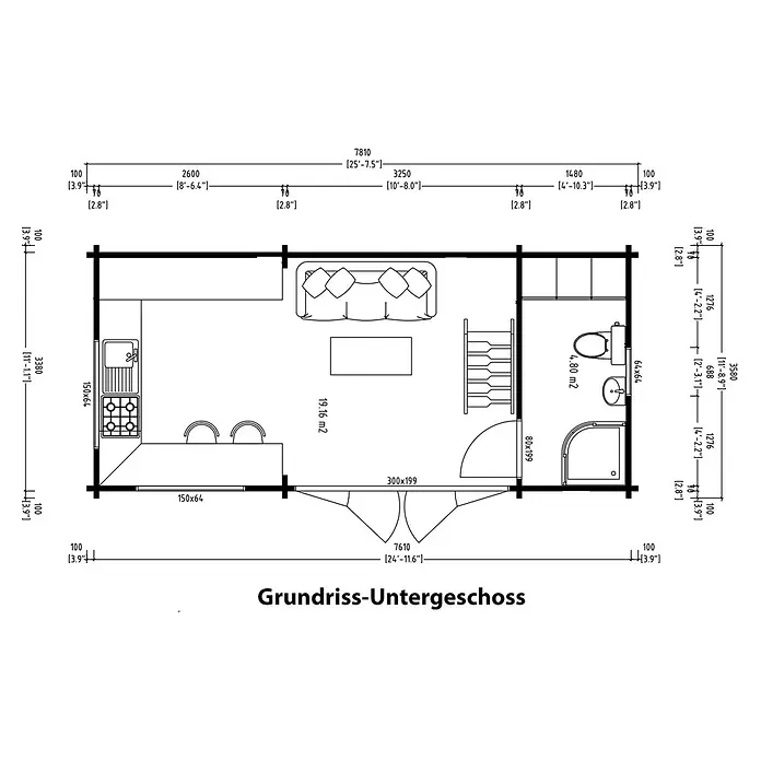 Fjordholz Gartenhaus Dream Big 70 A - Außenmaß inkl. Dachüberstand (B x T): 781 x 358 cm, Holz, Naturbelassen - Grundriss eines Untergeschosses mit Küche, Wohnbereich und Bad, detaillierte Abmessungen und Raumflächen.