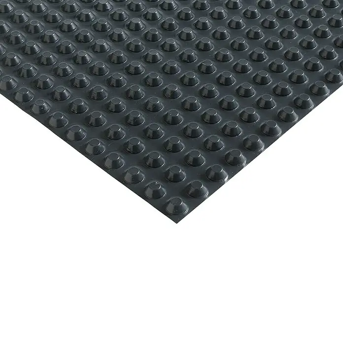 Soprema Lámina de drenaje Drentex Protect 400 - Plástico - Primer plano de una lámina de plástico con nódulos utilizada como drenaje y protección para estructuras. La superficie está cubierta de nódulos.