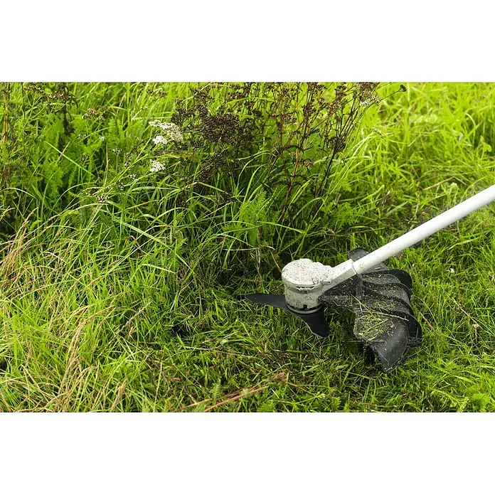 Bosch Professional Ersatzmesser-Set 3-Zahn - Passend für: Kompatible Bosch Pro Akku-Freischneider - Weißer Rasentrimmer mit schwarzem Messer und Schutz, in hohem grünem Gras. Zum Entfernen von Wildwuchs.