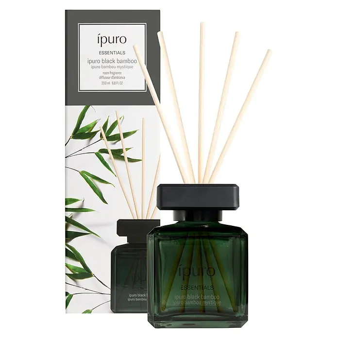 Ipuro Essentials Raumduft - Black Bamboo, 200 ml - Ipuro Black Bamboo Raumduft-Diffusor mit grüner Glasflasche, schwarzer Kappe, Rattanstäbchen und dunkelgrauer Verpackung.