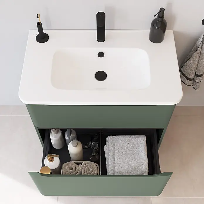 VitrA Integra Round Badmöbel-Set - Gesamtbreite Badmöbel: 80 cm, Moosgrün, Matt - Salbeigrüner Waschtisch mit weißem Waschbecken und offener Schublade, die Toilettenartikel zeigt.