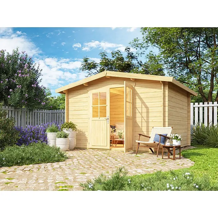 Fjordholz Gartenhaus Eliza 4D - Außenmaß inkl. Dachüberstand (B x T): 356 x 296 cm, Holz, Naturbelassen - Helles Gartenhaus aus Holz mit offener Tür, gemütlichem Innenraum und Sitzgelegenheiten auf einer Terrasse in einem üppigen Garten.