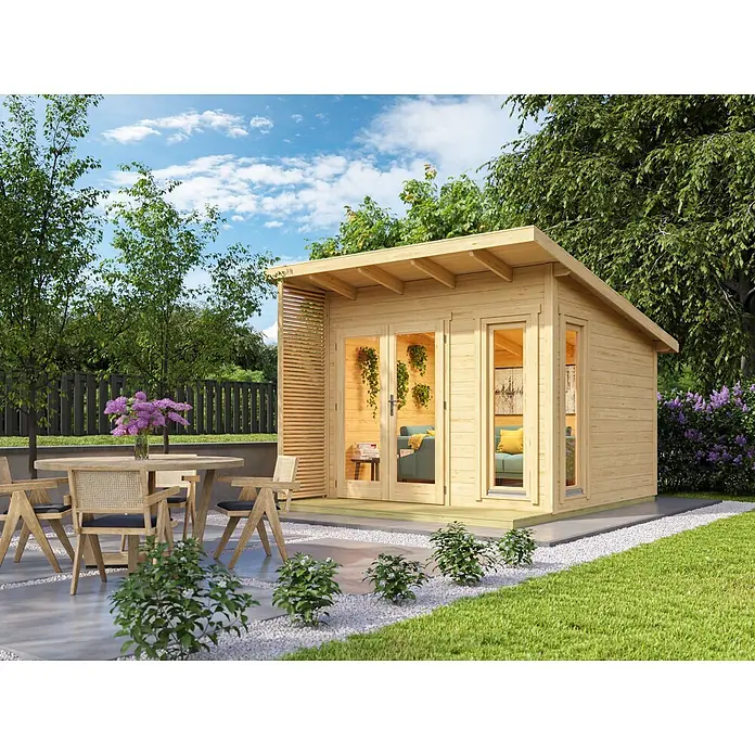 Fjordholz Gartenhaus Monica 28 B Farbbehandlung Schwedenrot - Außenmaß inkl. Dachüberstand (B x T): 318 x 378 cm, Holz, Naturbelassen - Modernes Gartenhaus aus hellem Holz mit Glastüren und Terrassenbereich in einem Garten.