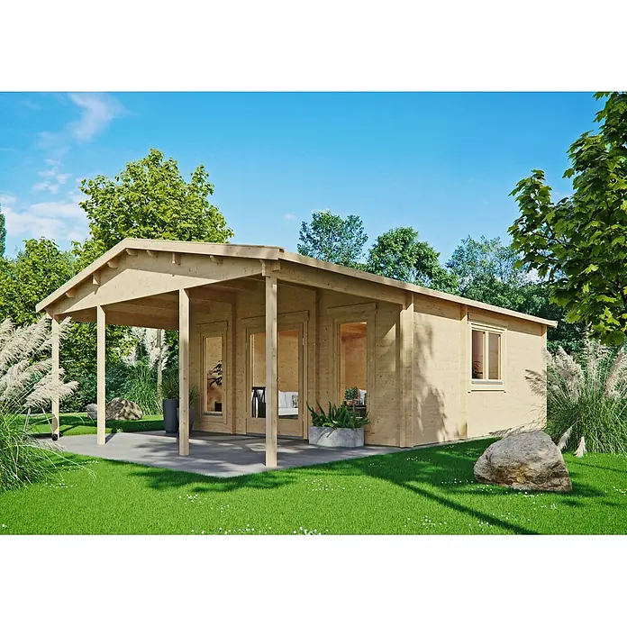 Fjordholz Gartenhaus Julia 44 F - Außenmaß inkl. Dachüberstand (B x T): 595 x 870 cm, Holz, Naturbelassen - Helle Holzblockhütte mit überdachter Veranda, in einem grünen Garten unter blauem Himmel.