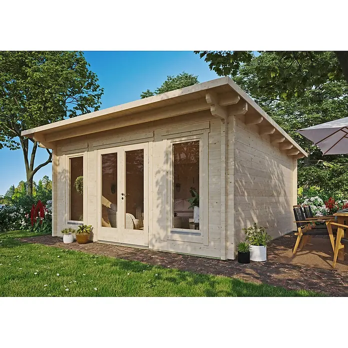 Fjordholz Gartenhaus Jacob 70 F - Außenmaß inkl. Dachüberstand (B x T): 480 x 480 cm, Holz, Grau Imprägnierung - Helles Holzgartenhaus mit großen Glastüren und Fenstern, eingebettet in einen üppigen Garten mit Terrassenbereich.