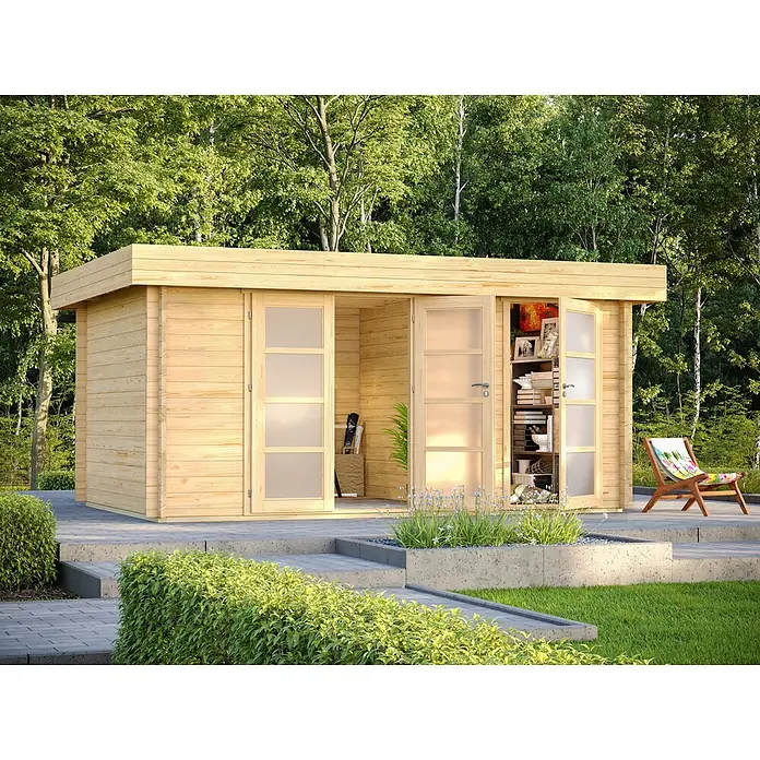 Fjordholz Gartenhaus Brita 44 Moderne-Tür (Klarglas) - Außenmaß inkl. Dachüberstand (B x T): 470 x 320 cm, Holz, Kiefer/Pinie Imprägnierung - Gartenhaus aus hellem Holz mit Flachdach und Glastüren, auf einer Terrasse.
