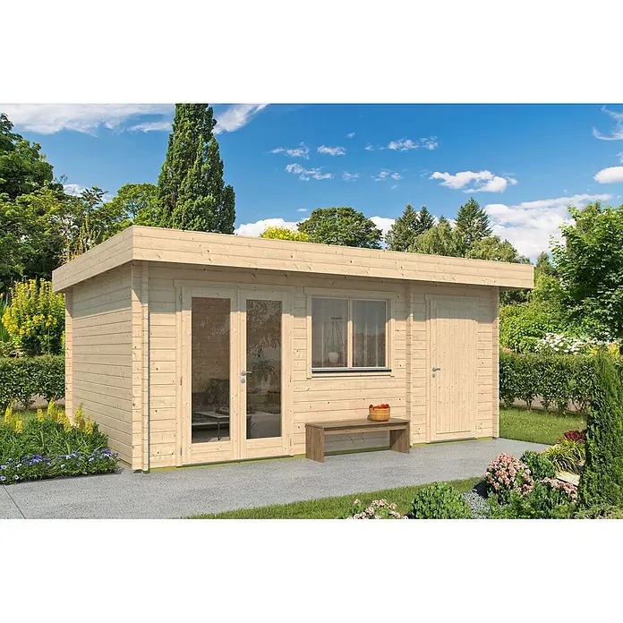 Fjordholz Gartenhaus Kurt 44 D Farbbehandlung Carbongrau - Außenmaß inkl. Dachüberstand (B x T): 578 x 400 cm, Holz, Naturbelassen - Gartenhaus aus hellem Naturholz mit doppelten Glastüren und Fenster, auf einer Terrasse in einem üppigen Garten.