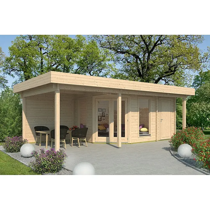 Fjordholz Gartenhaus Nora 44 H Modern - Außenmaß inkl. Dachüberstand (B x T): 740 x 320 cm, Holz, Grau Imprägnierung - Gartenhaus aus hellem Holz mit Flachdach und überdachter Veranda, mit Sitzbereich und Stauraum, im grünen Garten.
