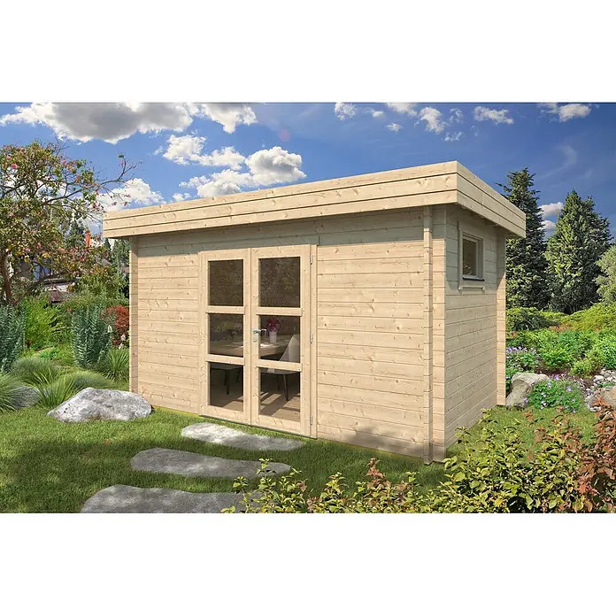 Fjordholz Gartenhaus Cortina 44 - Außenmaß inkl. Dachüberstand (B x T): 420 x 270 cm, Holz, Farblose Imprägnierung - Ein modernes Gartenhaus aus hellem Holz mit Doppelglastüren und kleinem Fenster, eingebettet in einen üppigen Garten.